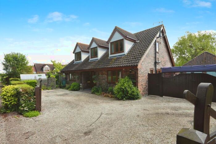 4 Bedroom Detached House For Sale In Burnham Avenue, Chelmsford, CM3