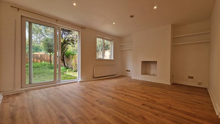 2 Bedroom Flat To Rent In Birkbeck Grove, London, W3