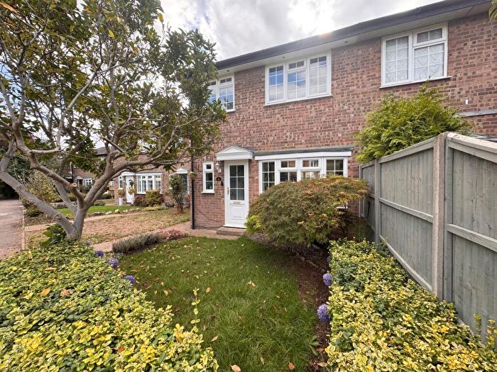 3 Bedroom End Of Terrace House For Sale In Dunsmore Road, Walton-on-Thames, KT12