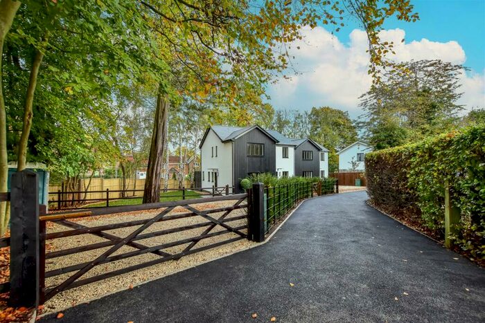 4 Bedroom Detached House To Rent In Kingshill Way, Berkhamsted, HP4