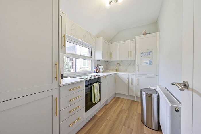 1 Bedroom Flat For Sale In Broad Lane, Hampton, TW12