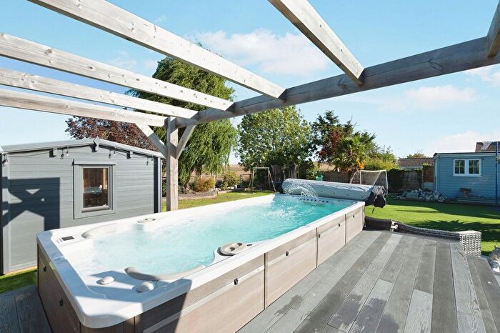 3 Bedroom Bungalow For Sale In Hertford Drive, Fobbing, Stanford Le Hope, Essex, SS17