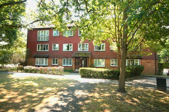2 Bedroom Flat To Rent In Hallington Close, Horsell, Woking, GU21