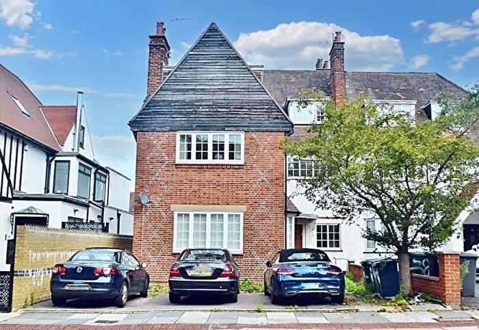 2 Bedroom Flat To Rent In Woodstock Road, London, NW11