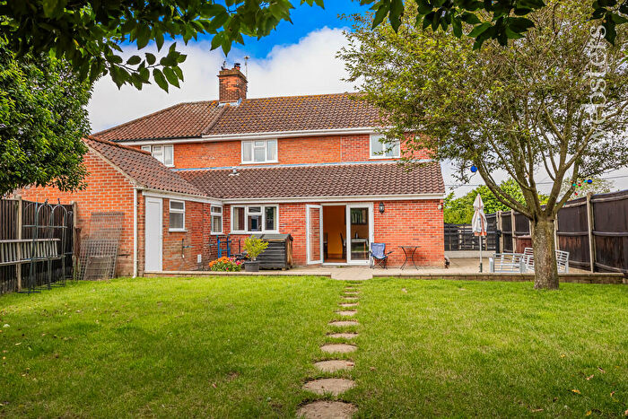 3 Bedroom Semi-Detached House For Sale In Station Road, Lingwood, NR13