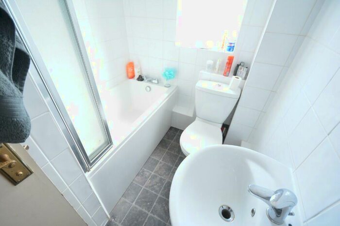 2 Bedroom Flat For Sale In Caravel Close, Chafford Hundred, Essex, RM16