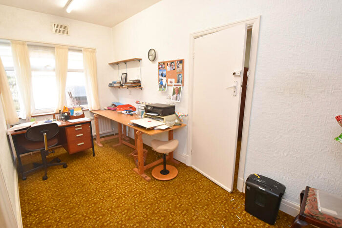 4 Bedroom Detached House For Sale In Bowers Avenue, Davyhulme, M41