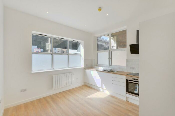 2 Bedroom Flat To Rent In Edridge Road, South Croydon, Surrey, CR0