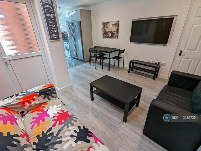 6 Bedroom Terraced House To Rent In Grange Avenue, Reading, RG6