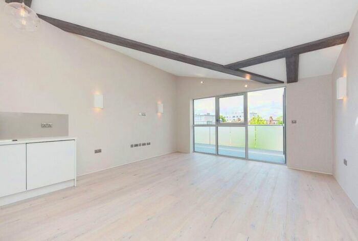 2 Bedroom Flat To Rent In Lambton Road, Raynes Park, London, SW20