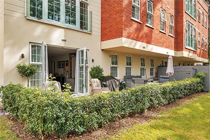 2 Bedroom Apartment For Sale In Jubilee Gardens, Oatlands Drive, Weybridge, KT13