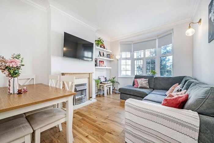 2 Bedroom Flat For Sale In Sidmouth Parade, Sidmouth Road, NW2