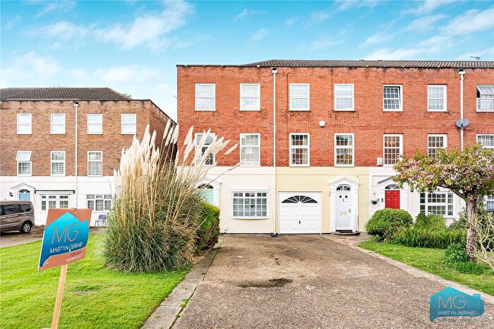 4 Bedroom End Terrace House For Sale In Lorian Close, London, N12