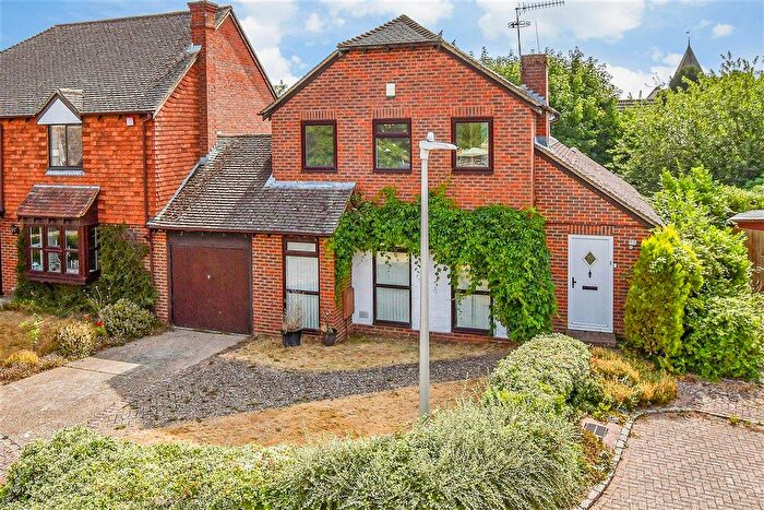 3 Bedroom Link Detached House For Sale In Kenward Court, Hadlow, Kent, TN11
