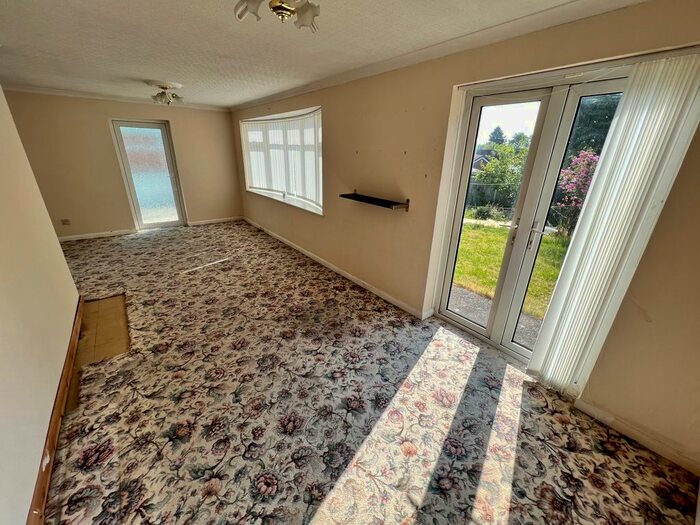 2 Bedroom Detached Bungalow For Sale In Lake Avenue, Loscoe, Heanor, DE75