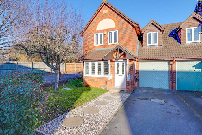 3 Bedroom Link Detached House For Sale In Orchard Grove, Caversham, RG4