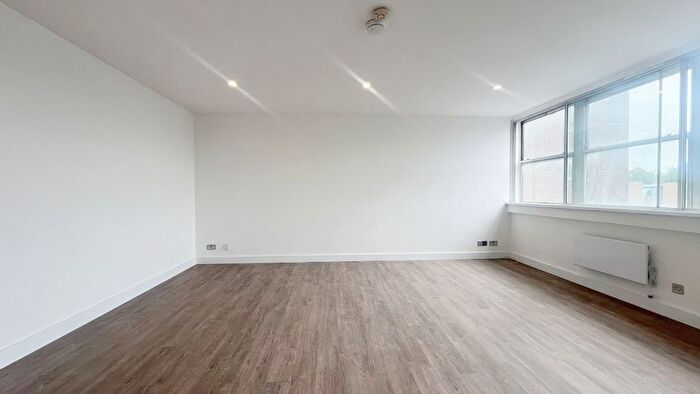 2 Bedroom Flat For Sale In Whitehorse Road, Croydon, CR0