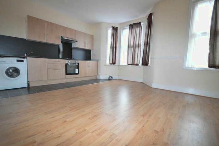 2 Bedroom Flat To Rent In Toronto Road, Ilford, IG1