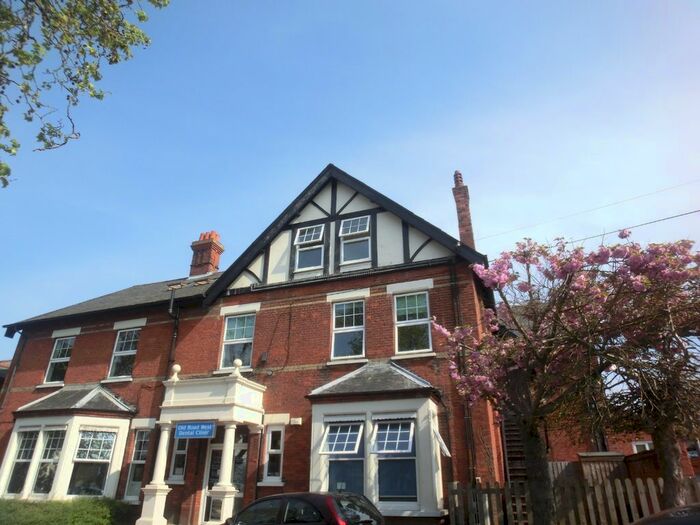 2 Bedroom Flat To Rent In Old Road West, Gravesend, Kent, DA11