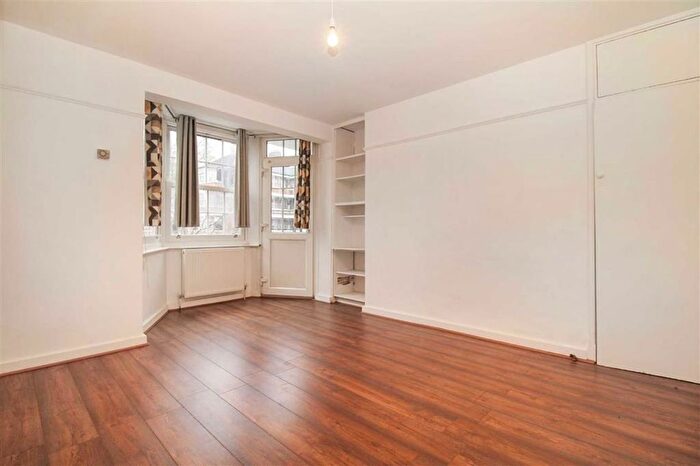 2 Bedroom Flat To Rent In Emlyn Gardens, Shepherd's Bush, W12