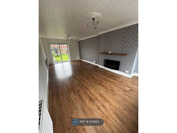 4 Bedroom Semi-Detached House To Rent In Hermes Close, Hull, HU9