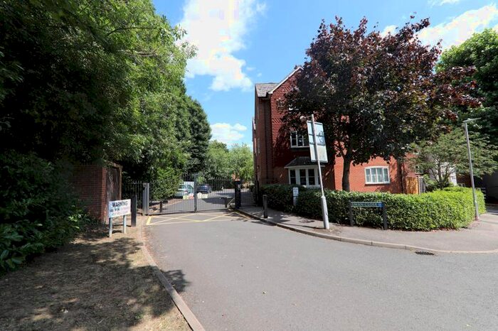 2 Bedroom Flat To Rent In Swan Close, Rickmansworth, WD3