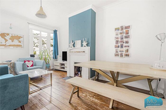 2 Bedroom Apartment For Sale In Hanley Road, London, N4