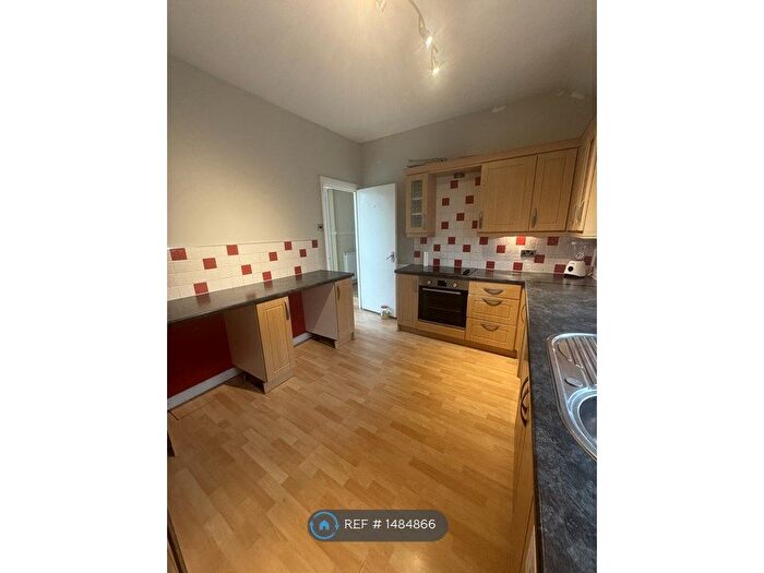 2 Bedroom Flat To Rent In Walton Street, Surrey, KT20