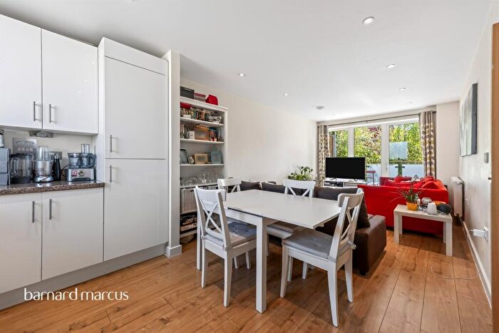 2 Bedroom Flat For Sale In Hogarth Crescent, Croydon, CR0