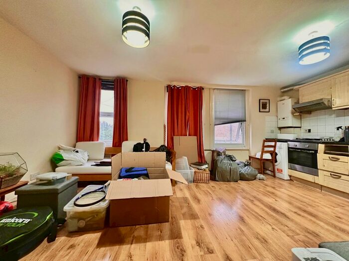 3 Bedroom Flat To Rent In Gambole Road, London, SW17