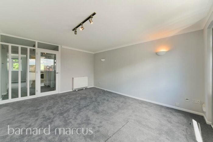 1 Bedroom Flat To Rent In Queens Road, Hersham, Walton-On-Thames, KT12