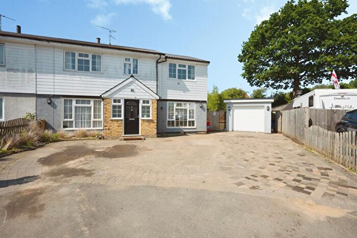 5 Bedroom Semi Detached House For Sale In Russell Avenue, Aylesbury, HP21