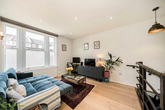 1 Bedroom Flat For Sale In Garratt Lane, Earlsfield, SW18
