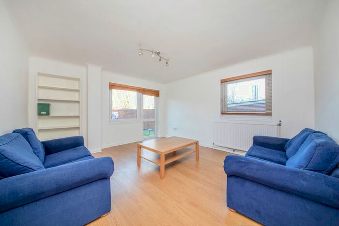 3 Bedroom Flat To Rent In Woodhall House, Fitzhugh Grove, SW18