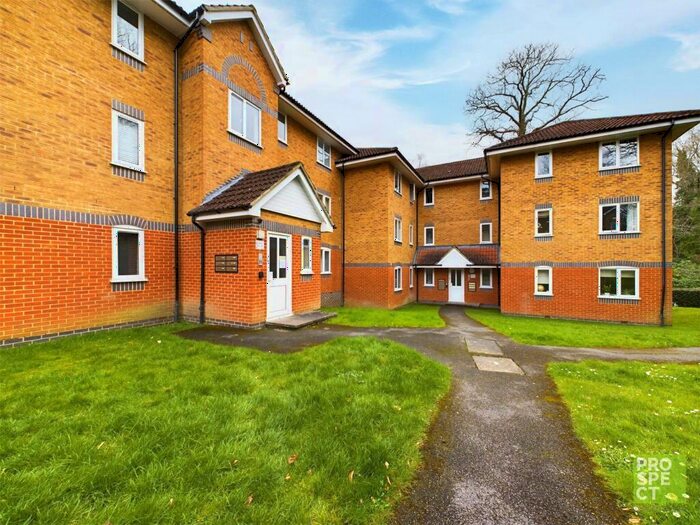 2 Bedroom Apartment To Rent In Masefield Gardens, Crowthorne, Berkshire, RG45