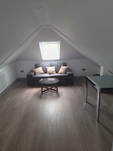 1 Bedroom Apartment To Rent In New Park Avenue, Palmer Green, London, N13