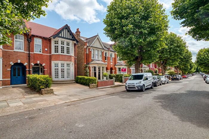3 Bedroom Flat To Rent In Grovelands Road, London, N13
