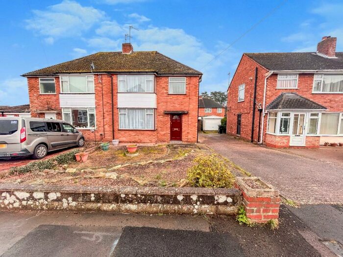 3 Bedroom Semi-Detached House To Rent In Essex Avenue, Kingswinford, DY6