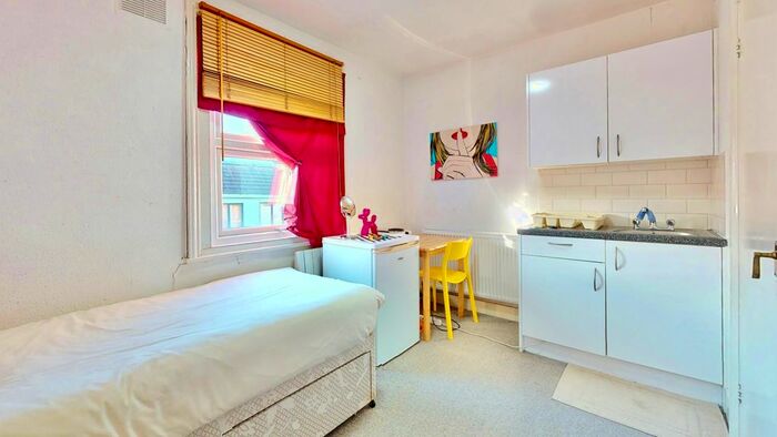 Studio To Rent In Golders Green Road, London, NW11