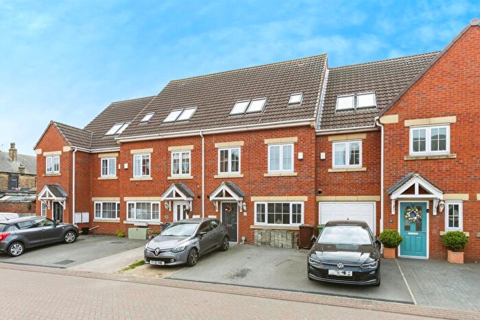 5 Bedroom Town House For Sale In Parkfield Court, Morley, Leeds, LS27
