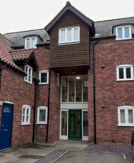 2 Bedroom Flat To Rent In Double Street, Spalding, Lincolnshire, PE11