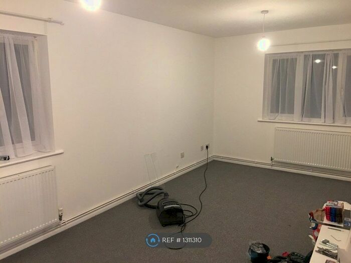 1 Bedroom Flat To Rent In Landau Way, Broxbourne EN10