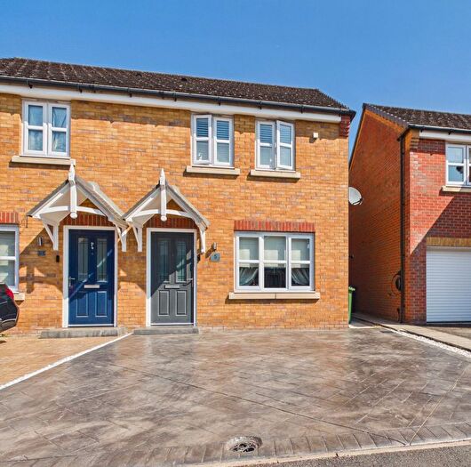 3 Bedroom Semi-Detached House For Sale In Ashwood Close, Tyldesley, M29