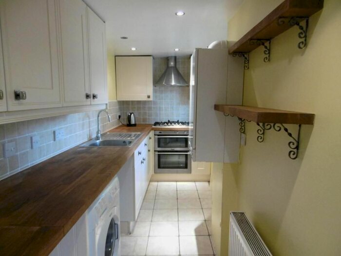 1 Bedroom Flat To Rent In East Street, Bridport, Dorset, DT6