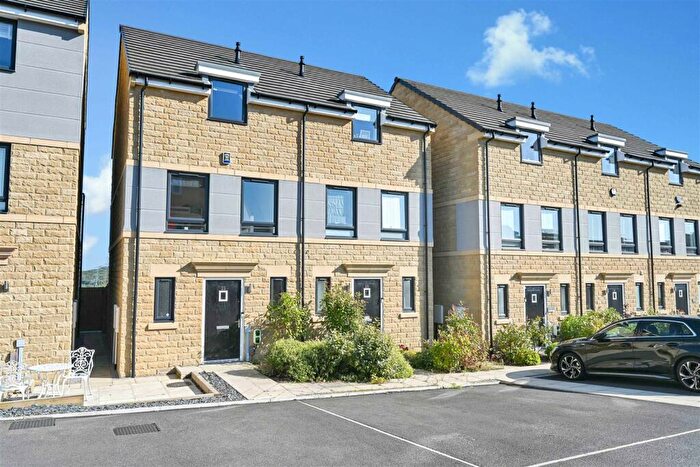 3 Bedroom Semi-Detached House For Sale In Stansfield Close, Apperley Bridge, BD10
