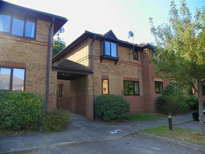 2 Bedroom Flat To Rent In St Swithins Court, Polehampton Close, Twyford, Reading, RG10