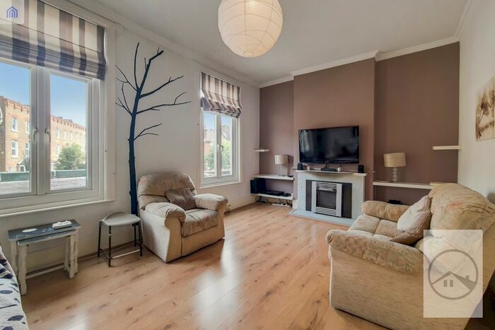 3 Bedroom Flat To Rent In Bedford Hill, Balham, SW12