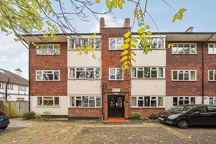 2 Bedroom Flat For Sale In Bath Road, Taplow, Maidenhead, SL6