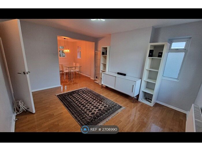 2 Bedroom Flat To Rent In St. Michael's Close, London, N3