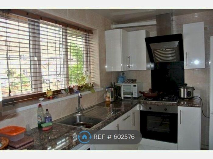 2 Bedroom Terraced House To Rent In Mead Avenue, Slough, SL3